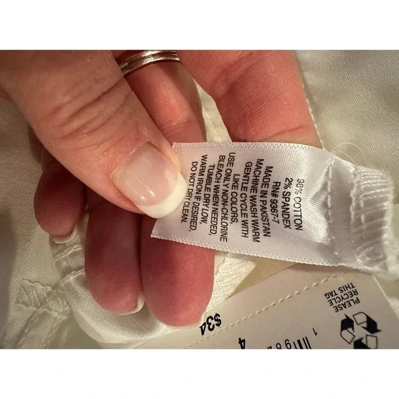 St. John's Bay White Capri Pant NEW Women's size 4 Mid-Rise - Picture 7 of 7